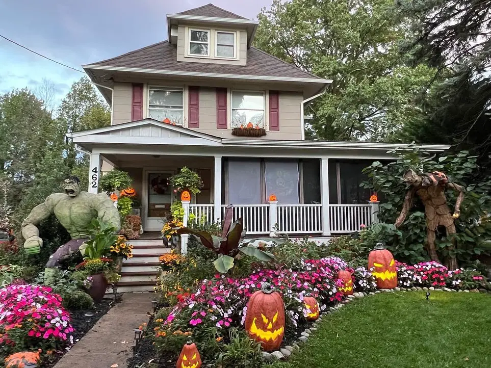 Haunted Garden Hulk’s Halloween Decoration